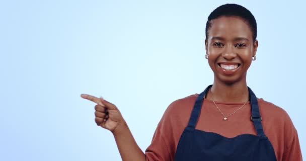 Czarna Kobieta Barista Wskazując Makietę Reklamy Kawiarni Znakiem Wsparcie Informacji — Wideo stockowe