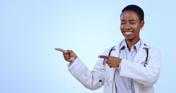 Σημαδεύοντας Χαμογελώντας Και Πρόσωπο Της Γυναίκας Γιατρού Στο Στούντιο Mockup — Αρχείο Βίντεο