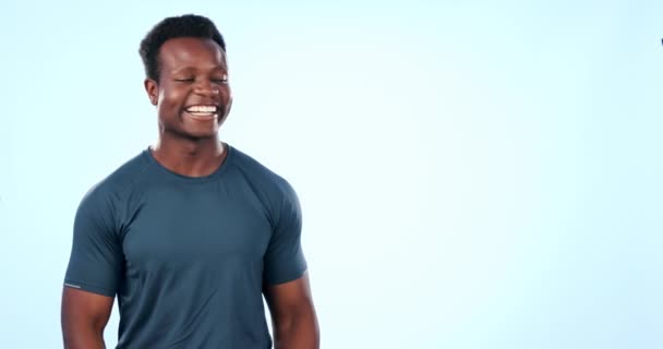 Estúdio Treinamento Homem Negro Feliz Apontar Para Direção Publicidade Horário — Vídeo de Stock