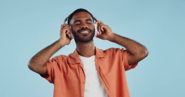 Hombre Estudiante Auriculares Para Escuchar Música Danza Salud Mental Para — Vídeos de Stock
