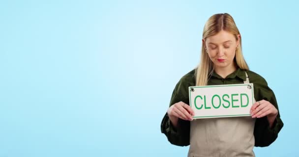 Zavřená Cedule Tvář Smutné Poukazující Obchod Maloobchod Obchodní Bankrot Studiu — Stock video