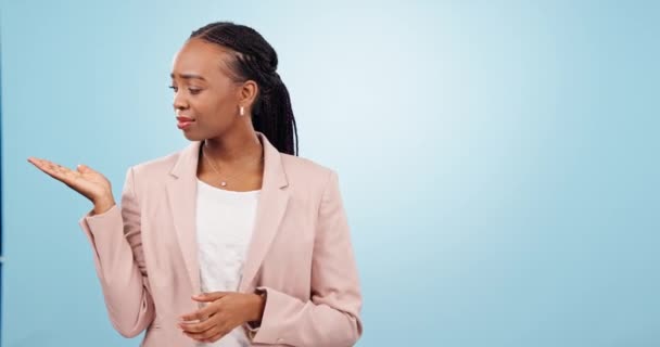 Mujer Confusa Cara Negra Con Por Qué Las Manos Estudio — Vídeo de stock