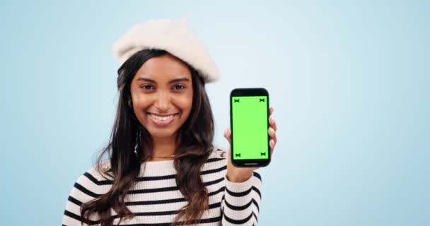 Señalando Pantalla Verde Mujer Con Teléfono Celular Estudio Con Espacio — Vídeos de Stock