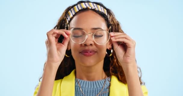 Kvinna Porträtt Och Mode Med Glasögon Ansiktet Vassa Kläder Och — Stockvideo