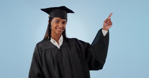 Ευτυχισμένη Γυναίκα Αποφοίτηση Και Δείχνουν Λίστα Στη Διαφήμιση Μάρκετινγκ Φόντο — Αρχείο Βίντεο