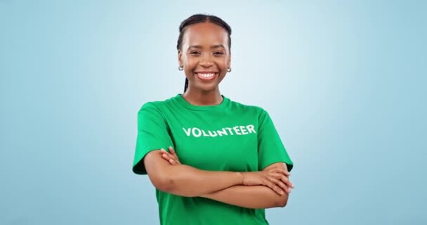 黑人妇女志愿者 双臂交叉在肖像和慈善 帮助蓝色背景的社会责任 社区服务 向专业非营利组织捐款和在演播室提供支助 — 图库视频影像