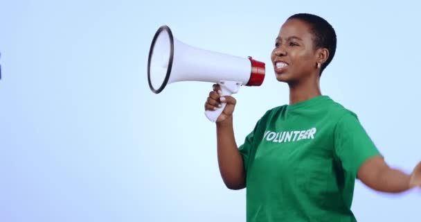 志愿者的声音和扩音器的抗议 支持和行动呼吁或加入我们的工作室 在蓝色背景下发言 志愿工作和言论自由促进变革或斗争的非洲人 — 图库视频影像