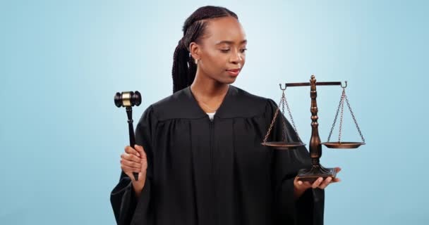 Hymyile Oikeudenmukaisuus Musta Nainen Tai Asianajaja Sinisellä Taustalla Laillista Työtä — kuvapankkivideo