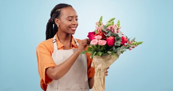 Kvinna Leende Och Pos För Betalning Studio För Blommor Försäljning — Stockvideo