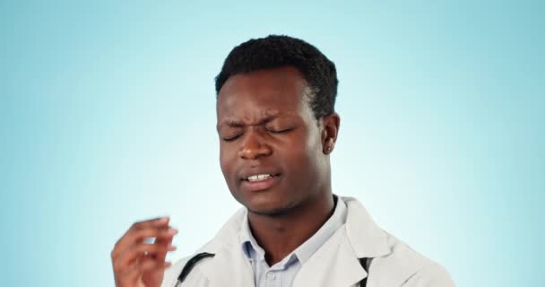 Стресс Головная Боль Черный Человек Врач Студии Усталостью Выгорание Разочарование — стоковое видео