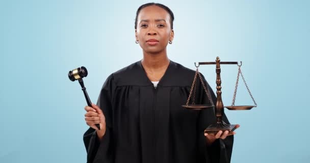 法官女士 以蓝色背景为背景 在演播室为法律提供服务 护身符和公正服务 非洲法律专家 在法庭工作中负责裁决 谈判和肖像的平衡和锤击 — 图库视频影像