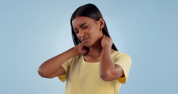 印度妇女在演播室里的压力 颈部疼痛和脸部有炎症 扭伤和焦虑症 蓝色背景下的心理健康 倦怠和紧张 疼痛和烦恼患者 — 图库视频影像
