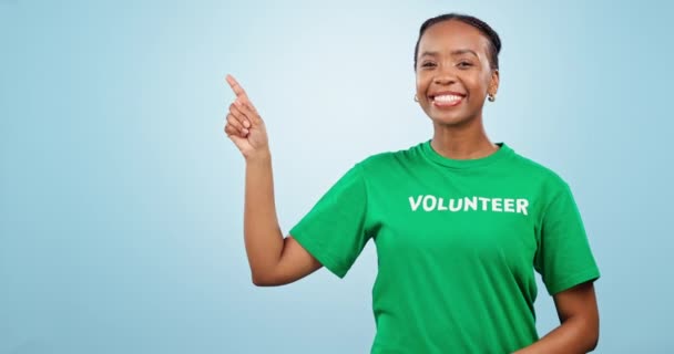Mujer Negra Feliz Voluntario Apuntando Lista Publicidad Contra Fondo Estudio — Vídeos de Stock