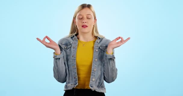 Meditasyon Nefes Alma Denge Için Nilüfer Elleri Olan Bir Kadın — Stok video