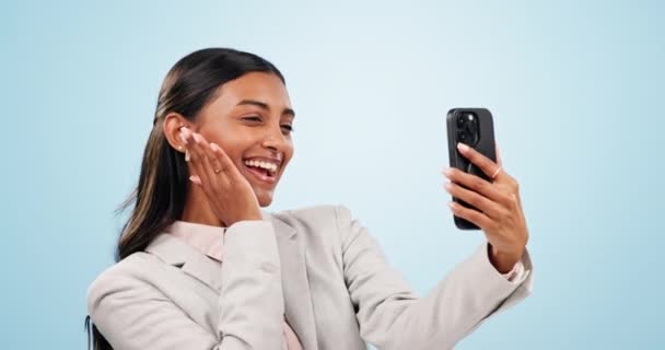 Cellphone Selfie和一个年轻的女商人在一个有和平标志和积极态度的工作室里 专业的印度女模特 在蓝色背景的手机上拍照 — 图库视频影像