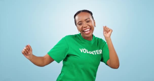 Mujer Voluntaria Bailando Felicidad Estudio Sobre Fondo Azul Con Maqueta — Vídeo de stock