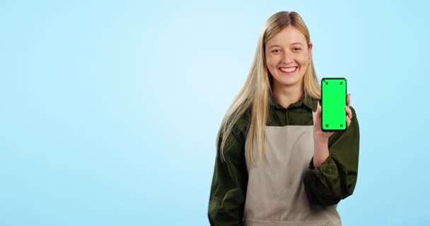 Szczęśliwa Kobieta Telefon Wskazując Zielonym Ekranie Reklamy Tle Niebieskiego Studia — Wideo stockowe