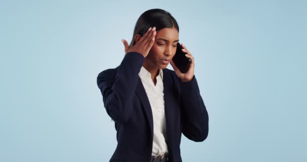 Studio Telefonopkald Frustreret Forretningskvinde Samtale Med Problem Krise Eller Forvirring – Stock-video
