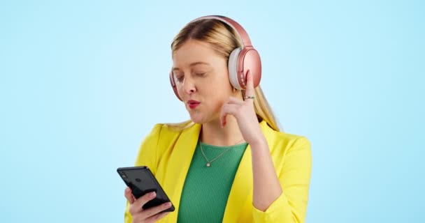 Kobieta Słuchawki Telefon Śpiewania Muzyki Taniec Szczęśliwą Energią Zdrowia Psychicznego — Wideo stockowe