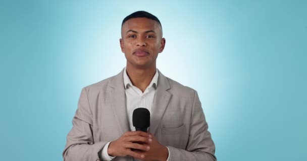 Nouvelles Microphone Visage Homme Journaliste Studio Avec Des Événements Actuels — Video