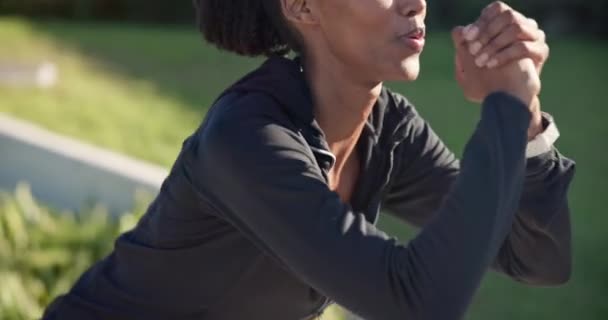 Fitness Agachamento Mulher Negra Fazendo Exercício Natureza Para Força Perda — Vídeo de Stock