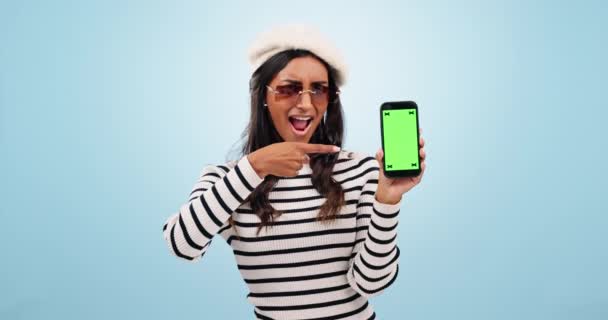 Yeşil Ekran Telefon Kadın Yüzü Stüdyoda Gösterimi Moda Satış Mavi — Stok video