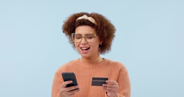 Кредитна Картка Телефон Задоволені Обличчям Жінки Студії Грошовою Винагородою Синьому — стокове відео