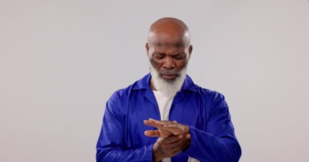 Dolor Muñeca Lesión Artritis Con Hombre Negro Mayor Estudio Sobre — Vídeos de Stock