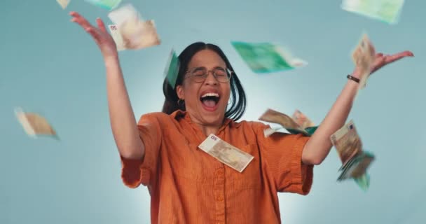 Mujer Feliz Lluvia Dinero Celebración Por Ganar Lotería Premio Fondo — Vídeo de stock