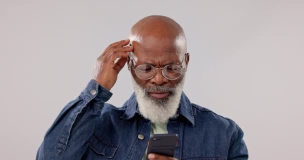 Запутавшийся Пожилой Человек Телефон Интернетом Веб Мобильной Проблемой Студии Черный — стоковое видео