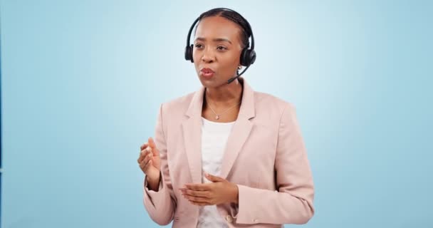 コールセンター 電話と黒人女性とのストレスは スタジオでCrm カスタマーサービス テレコムに不満を抱いています ブルーバックグラウンドでのトーク コミュニケーション 危機とのヘルプデスク 失敗または間違い — ストック動画