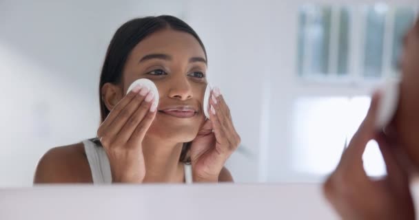 Mulher Banheiro Espelho Almofada Algodão Para Resultados Pele Para Facial — Vídeo de Stock