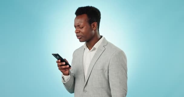 Enojado Hombre Negro Texto Telefónico Con Spam Phishing Error Digital — Vídeos de Stock