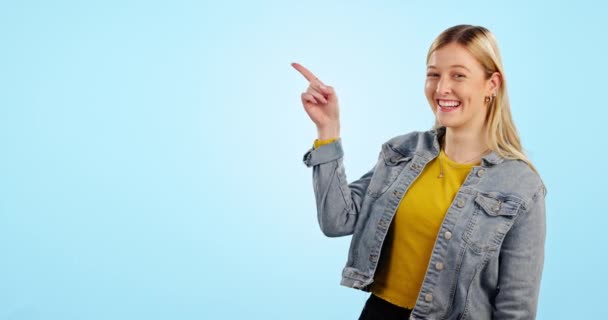 Щаслива Жінка Вибір Обличчя Реклами Студії Порівняння Зворотного Язку Просування — стокове відео