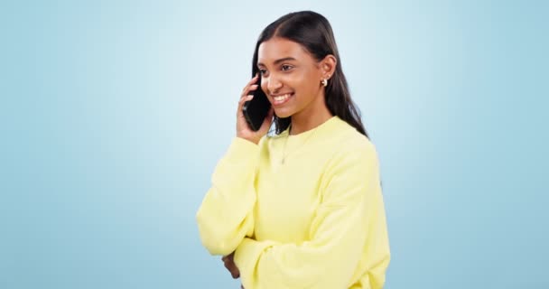 打电话 说话或在工作室里快乐的印度女人在蓝色背景下进行交流或聊天 在谈话中听手机 笑话或女孩谈论好消息或网络反馈 — 图库视频影像