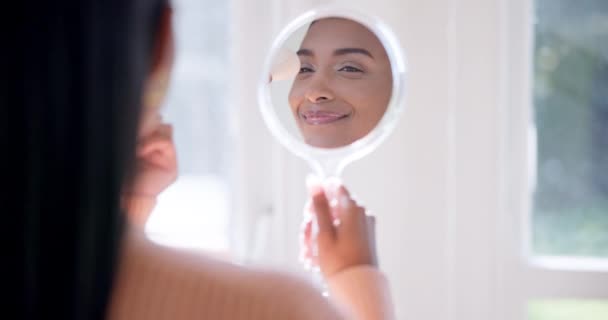 美しさ セルフケアの利点またはスキンケアのために自宅でブラシ ミラー メイクが付いている幸せな女性 デルマトロジー フェイシャルウェルネス リフレクションにおける女性の顔 肌の輝くトリートメント — ストック動画