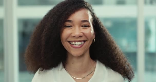 Geschäftsfrau Gesicht Und Lachen Einer Rechtsanwältin Einem Büro Mit Beruflichem — Stockvideo