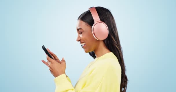 Aplikasi Mobile Headphone Atau Wanita Bahagia Studio Media Sosial Situs — Stok Video