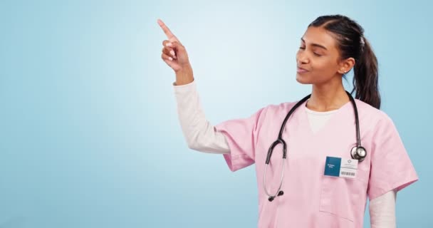 Rosto Sorriso Mulher Médico Com Mão Apontando Estúdio Para Cuidados — Vídeo de Stock