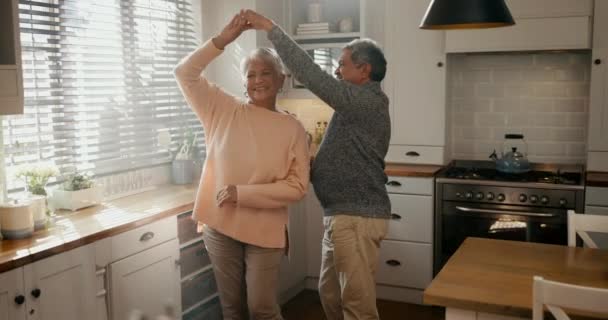 Танці Старша Пара Кохання Пенсії Вдома Кухні Поцілунком Турботою Підтримкою — стокове відео