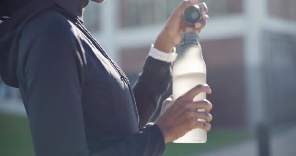 Мусульманская Женщина Питьевая Вода Расслабиться Бутылкой Воды Фитнес Оздоровительный Тренировки — стоковое видео