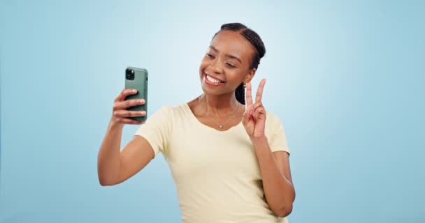 Телефон Селфи Счастливая Черная Женщина Студии Глупым Смешным Выражением Лица — стоковое видео