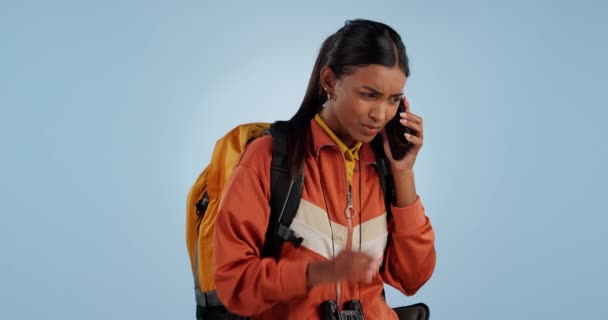 スタジオで失われたネットワークを持つ電話 ハイキング 女性は 青い背景のモックアップスペースで孤立しました スマートフォン イライラした人トレッキング 接続の問題 コミュニケーション — ストック動画
