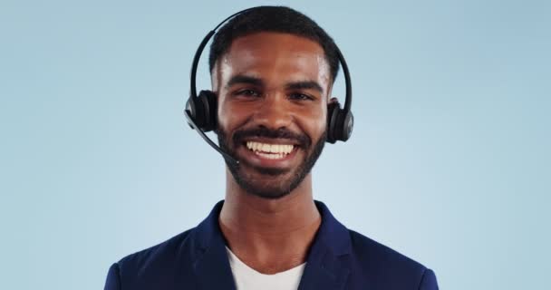 Telemarketing Auriculares Cara Hombre Negro Estudio Hablando Con Sonrisa Ayuda — Vídeos de Stock