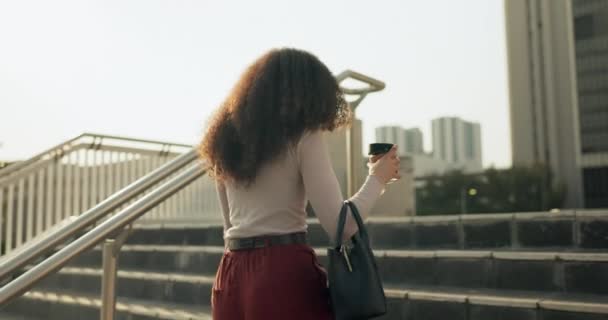 Biznes Kobieta Schody Spaceru Kawą Mieście Świeżym Powietrzu Poranną Podróż — Wideo stockowe