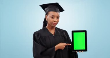Mezuniyet öğrencisi, tablet ve yeşil ekran sunum modeli, üniversite kararı veya stüdyoda seçim. Kafası karışmış Afrikalı kadının yüzü, dijital eğitim ya da mavi arka plandaki kariyer için şüphe.