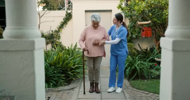 Wsparcie Starsza Kobieta Opiekun Chodzący Pacjent Klient Opieki Zdrowotnej Pomoc — Wideo stockowe