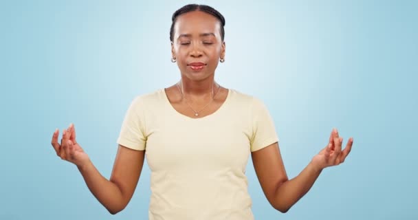 Ηρεμία Διαλογισμός Και Γυναίκα Αναπνέει Ένα Στούντιο Για Zen Ειρηνική — Αρχείο Βίντεο