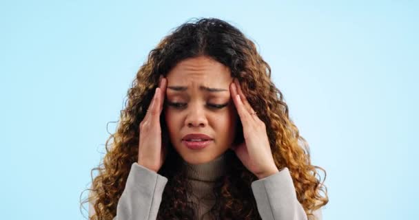 Επιχειρηματίας Πόνος Και Πονοκέφαλος Στο Στούντιο Για Εξουθένωση Άγχος Και — Αρχείο Βίντεο