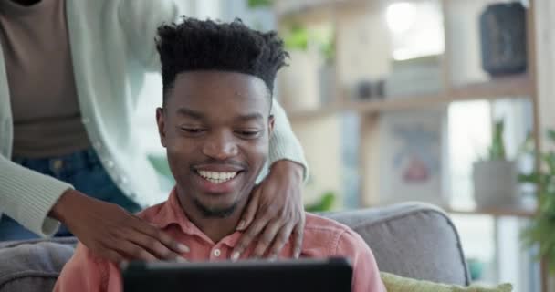 拥抱和快乐的黑人夫妇在沙发上的家客厅 结合支持和爱 男人和女人一起用科技促进互联网 交流和社交媒体上的滚动 — 图库视频影像